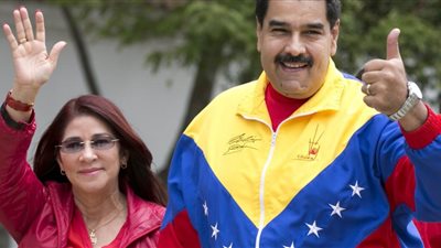 الرئيس الفنزويلي وزوجته يتلقيان الجرعة الأولى من لقاح 