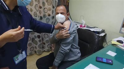 مدير مستشفى الغنايم أول متلقٍ للقاح فيروس كورونا
