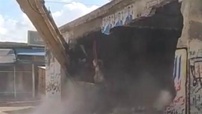 إزالة مبنى آيل للسقوط