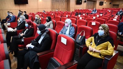 محافظ بورسعيد يلتقى الشباب الذين اجتازوا مسابقة 