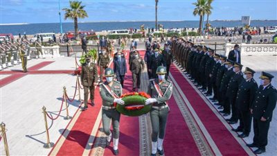 احتفالاً بيوم الشهيد.. محافظ الإسكندرية يضع إكليل الزهور على النصب التذكاري للشهداء