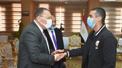محافظ الشرقية يستقبل أول طالب معيد بكلية التربية الرياضية من أبناء دار رعاية