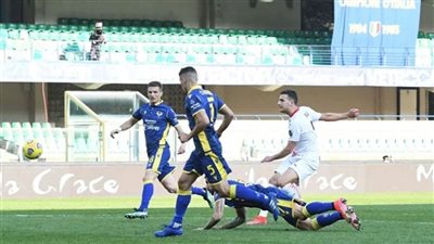 ميلان يفوز علي هيلاس فيرونا بهدفين نظيفين في الدوري الإيطالي