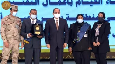 الرئيس السيسي يكرم عددا من أسر الشهداء ومصابي العمليات الحربية