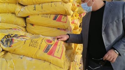 ضبط 9.5 طن أسمدة مدعمة قبل بيعها بالسوق السوداء وإحالة 56 موظفا للتحقيق