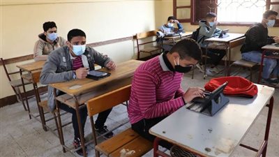طلاب الصف الثاني الثانوي يؤدون اختبارات اللغة الأجنبية الأولى والكيمياء إلكترونيًا