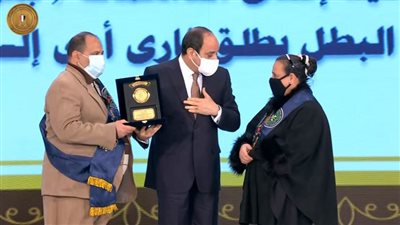 موجز الرابعة| الرئيس السيسي يكرم أسر الشهداء...ويؤكد: مصر لا تنضب أبدا من الأبطال
