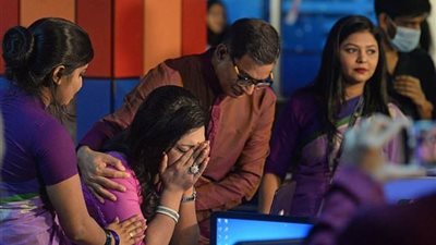 وسط الهتافات والدموع.. المذيع 