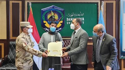 رئيس جامعة دمنهور يُكرم أسر الشهداء.. (صور)