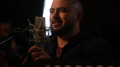 محمود العسيلي يشوق جمهوره بكواليس أحدث كليباته 