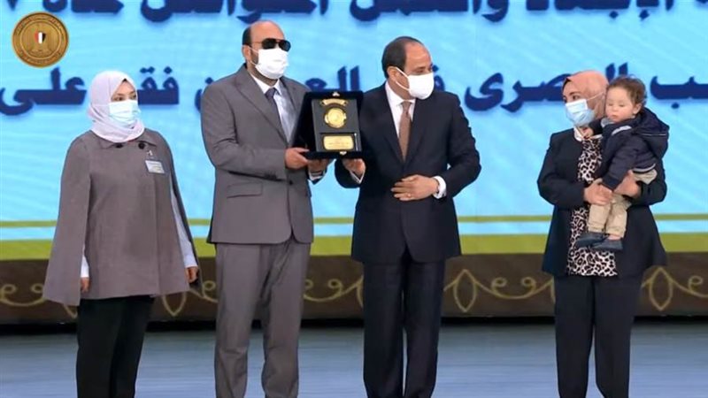 الرئيس السيسي يكرم