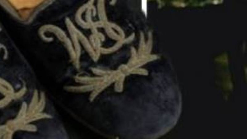 تشرشل وحذائه