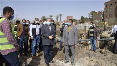 محافظ أسيوط يتفقد أعمال تنفيذ مشروعات الصرف الصحي وتبطين الترع بقريتي التناغة الشرقية