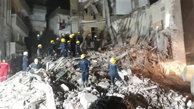 استمرار البحث عن سيدة أسفل أنقاض منزل منهار بالمنصورة.. (صور)