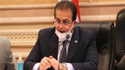 وزير التعليم العالي يستعرض تقريرًا حول المشروعات المقامة بجامعة العريش بتكلفة 1.120 مليار جنيه