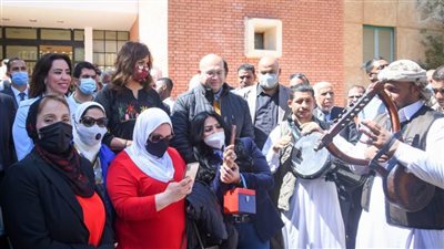 بالسمسمية وأغاني التراث الواحاتي ..أهالى الواحات يستقبلون وزيرة الهجرة (صور)