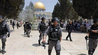 الاحتلال الإسرائيلي يعتدي على المصلين قرب الأقصى ويعتقل 5 مواطنين