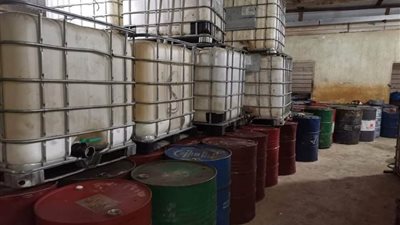 الشرطة تداهم مخزنا يجمع زيوت الطعام منتهية الصلاحية بالشرقية