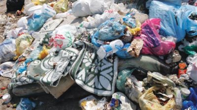  القبض على متهم  يدير مستودعا لإعادة تدوير النفايات الطبية الخطرة وتحويلها لخام البلاستيك 