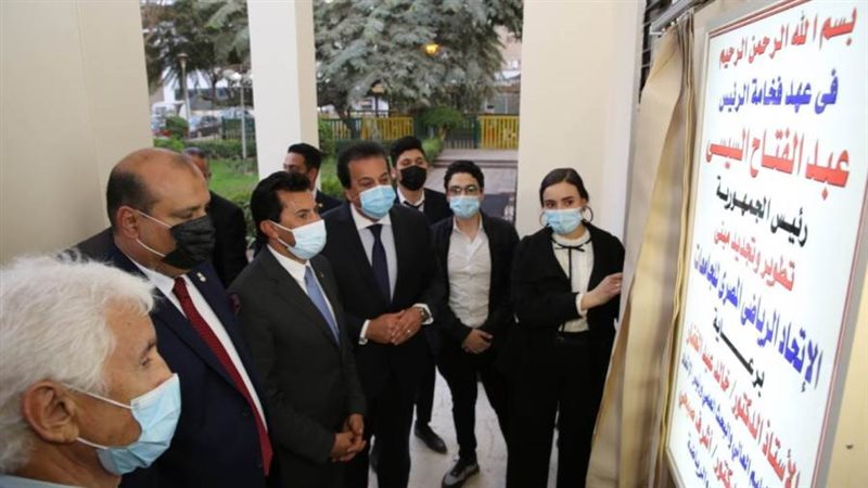 أثناء الافتتاح