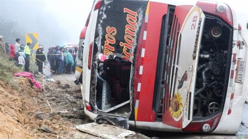سقوط حافلة بممر ضيق