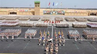 السيسى يأمر ببدء طابور العرض العسكرى للدفعة 153 من معهد ضباط الصف