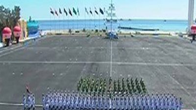 خريجو الكلية البحرية يرحبون بالسيسي باستخدام أعرق التقاليد البحرية