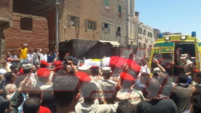 الآلاف يشيعون جثمان شهيد القوات المسلحة بمسقط رأسه بأبو تيج