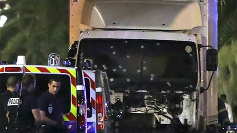 بالصور .. سائق شاحنة