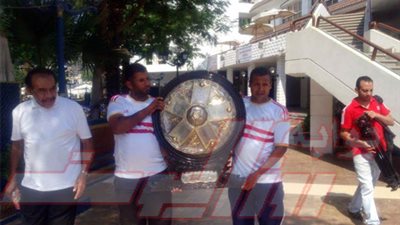 بالصور.. تسليم درع الدوري للأهلي بوفد من الزمالك