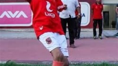 فقد ذراعيه ويحترف لعبة كرة القدم.. ويطمح بالاحتراف في أوروبا