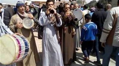 أهالي اسمو العروس بديرمواس يستقبلون السفير الإماراتي بالزغاريد والورد