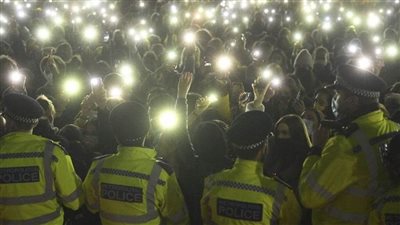  اشتباكات بين الشرطة البريطانية ومتظاهرات بعد قتل ضابط لفتاة