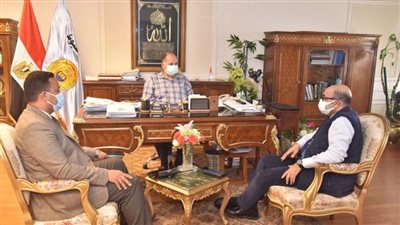 محافظ أسيوط يلتقي وكيل وزارة الصحة لمناقشة الموقف الحالي لتوزيع لقاح كورونا بالمراكز الصحية 