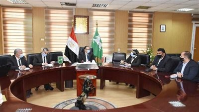 محافظ الشرقية يبحث مع مؤسسة التفاعل الإيجابي سبل تنفيذ مشروع زراعة التوت وتربية دود القز