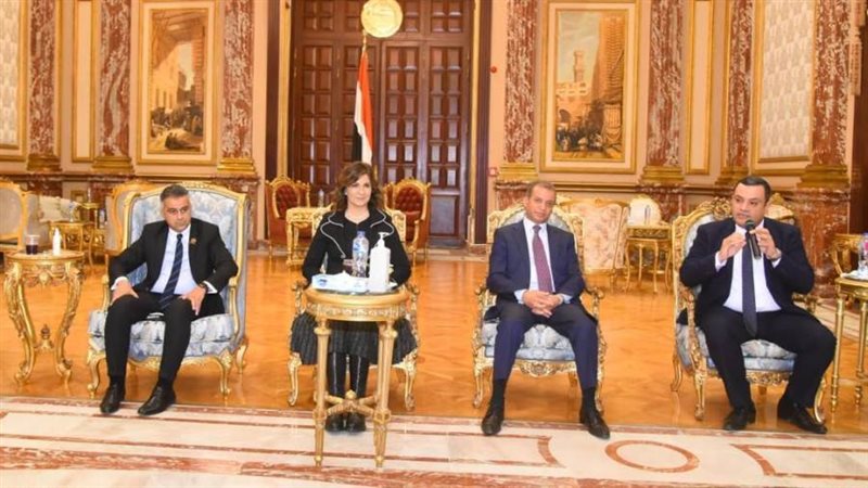 وزيرة الهجرة خلال