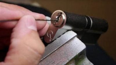 كيفية إزالة مفتاح مكسور من القفل بالأبواب 