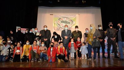 محافظ أسيوط يشهد العرض المسرحي 