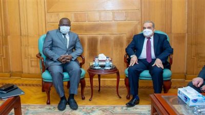 وزير الدولة للإنتاج الحربي يبحث مع وفد من غينيا سبل تعزيز التعاون