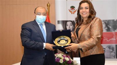 وزير التنمية المحلية يكرم محافظ دمياط و6 نائبات للمحافظين