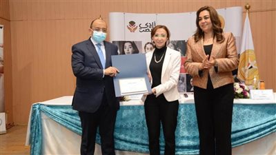 وزير التنمية المحلية يكرم نائب محافظ الإسكندرية