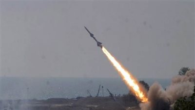 مقتل وإصابة 9 مدنيين بشضايا صاروخ أطلقه الحوثيون على سوق بمأرب