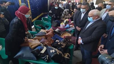 محافظ بورسعيد يفتتح معرض أندية الفتاة