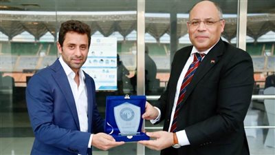 بيراميدز يهدي درعه للسفير المصري في تنزانيا