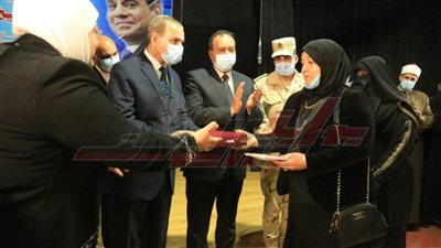 محافظ كفر الشيخ يكرم أسر الشهداء