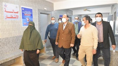 محافظ أسيوط يتفقد مركز تطعيم المواطنين بلقاح كورونا