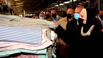 وزيرة الصناعة ومحافظ القليوبية يتفقدان 7 مصانع بمنطقة الشروق بالخانكة