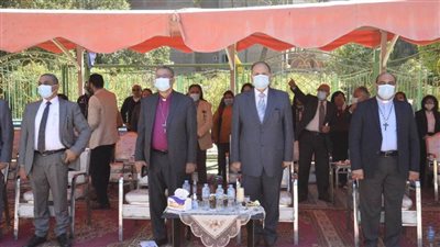 محافظ أسيوط يلتقي رئيس الطائفة الإنجيلية ويكرمان الأم المثالية والطلاب المتفوقين دراسيًا