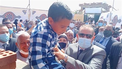 طفل يشارك محافظ كفر الشيخ في وضع حجر أساس مدرسة 
