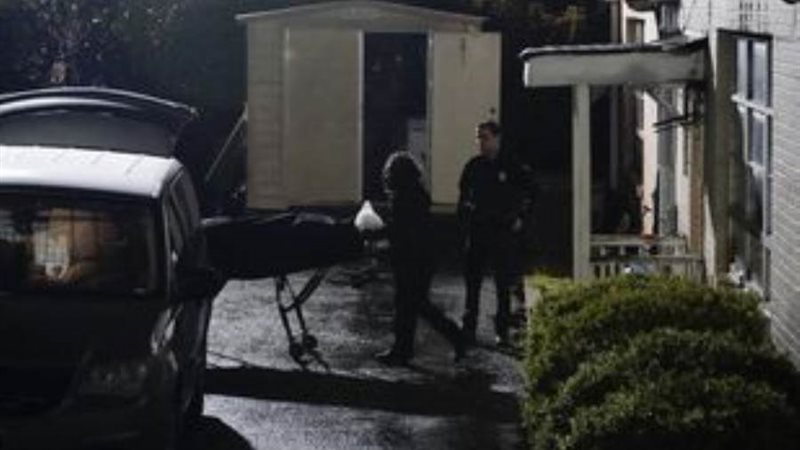 نقل جثث الضحايا